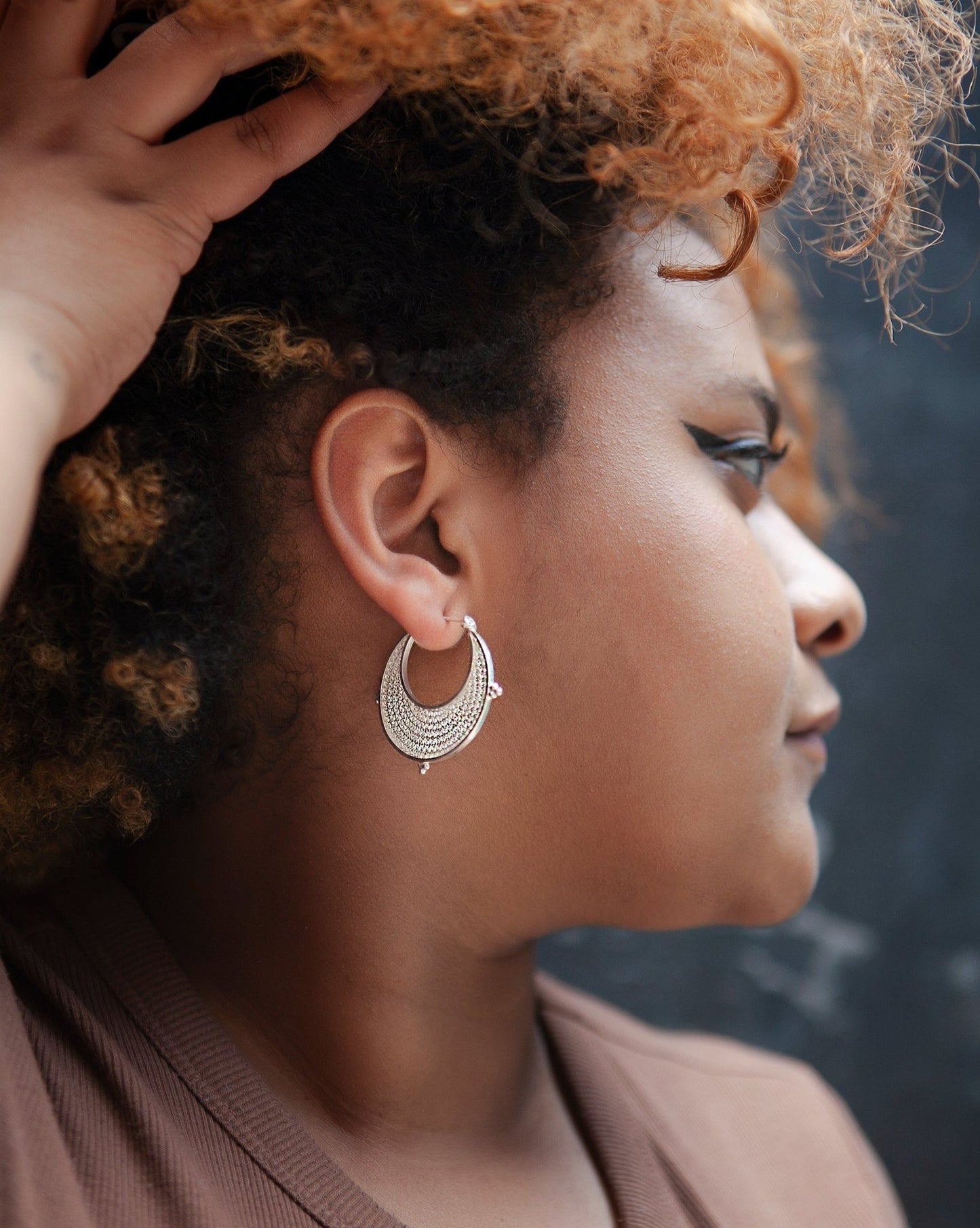 እርባን - Silver Filigree Crescent Moon Hoop Earrings - Kelem Shop