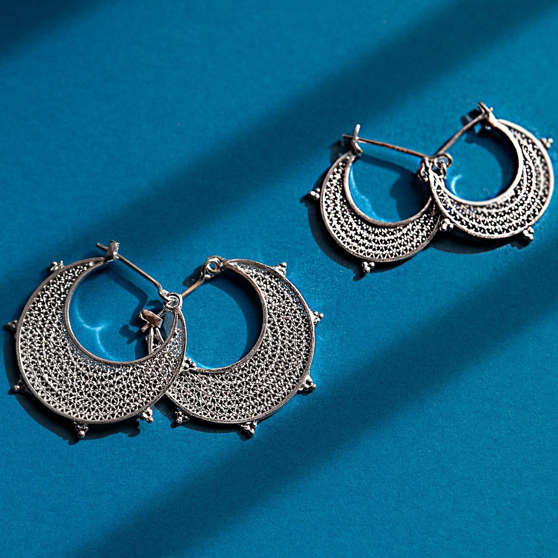 እርባን - Silver Filigree Crescent Moon Hoop Earrings - Kelem Shop