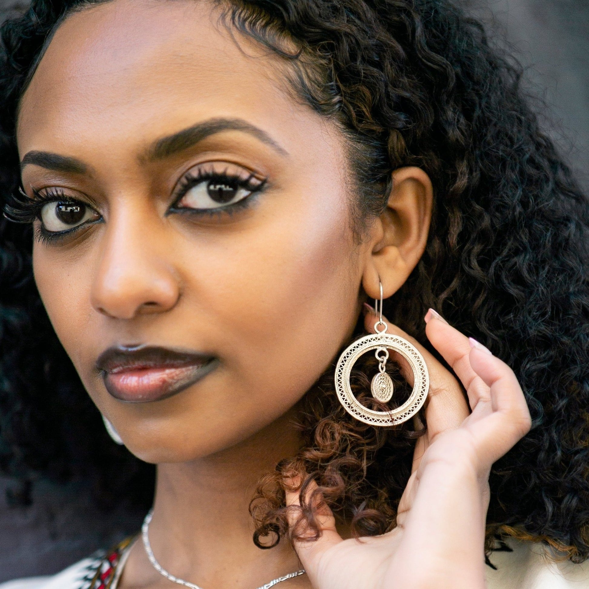 እርባን - Silver Filigree Disc & Charm Drop Earrings - Kelem Shop