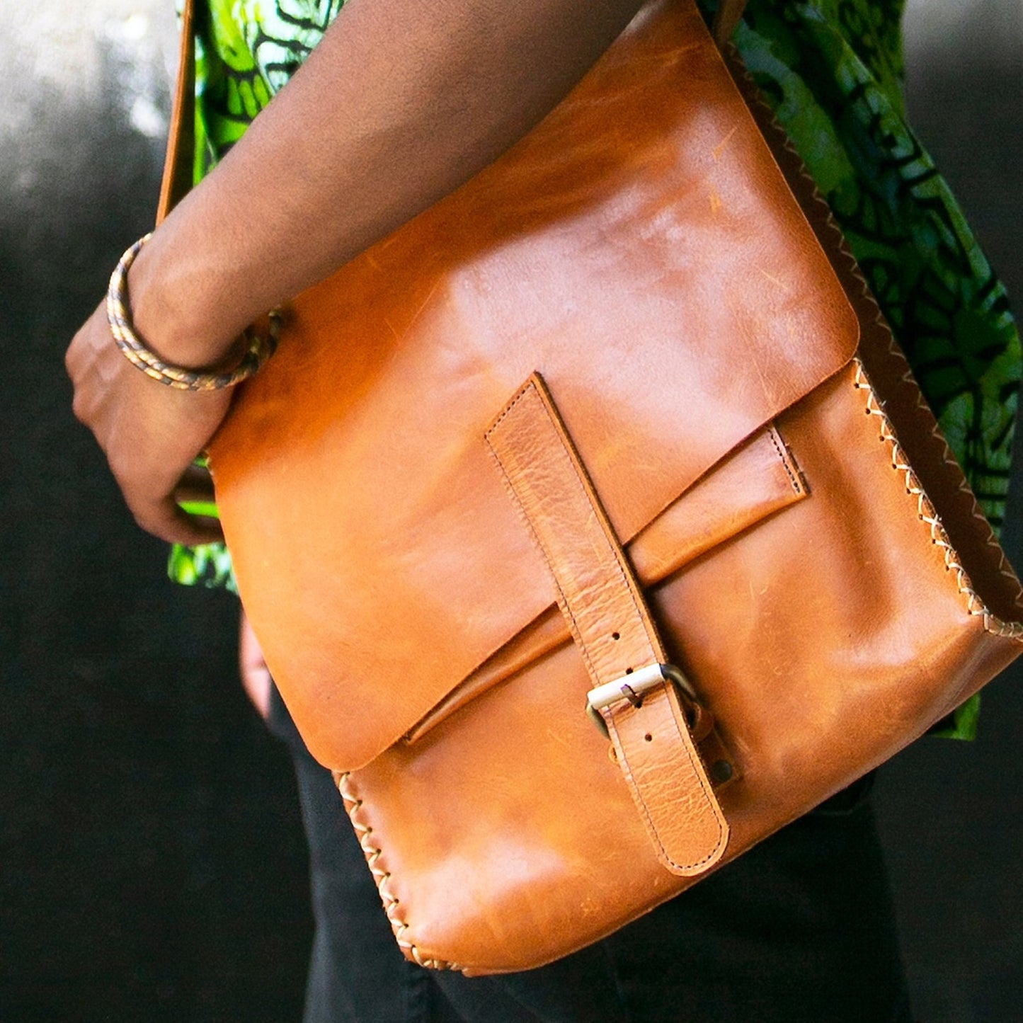 Hand-stictched Leather Messenger Bag | Caramel